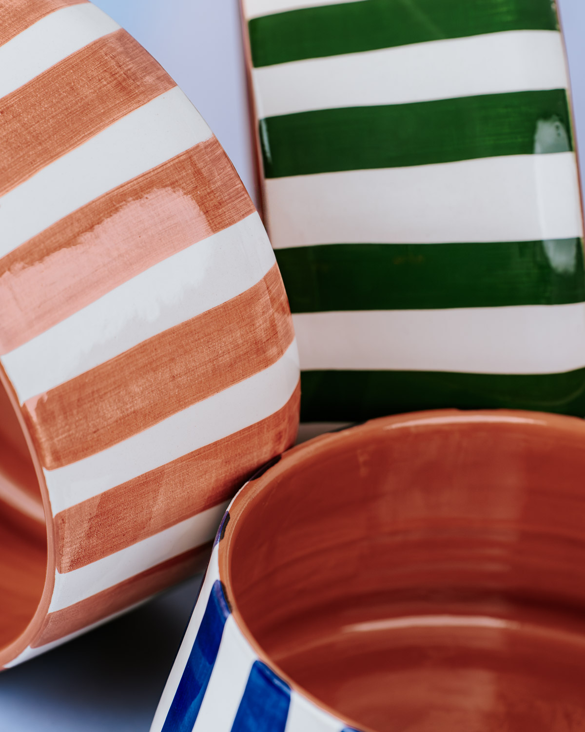 Håndlavet høj skål i terracotta keramik med terracottafarvede og hvide striber