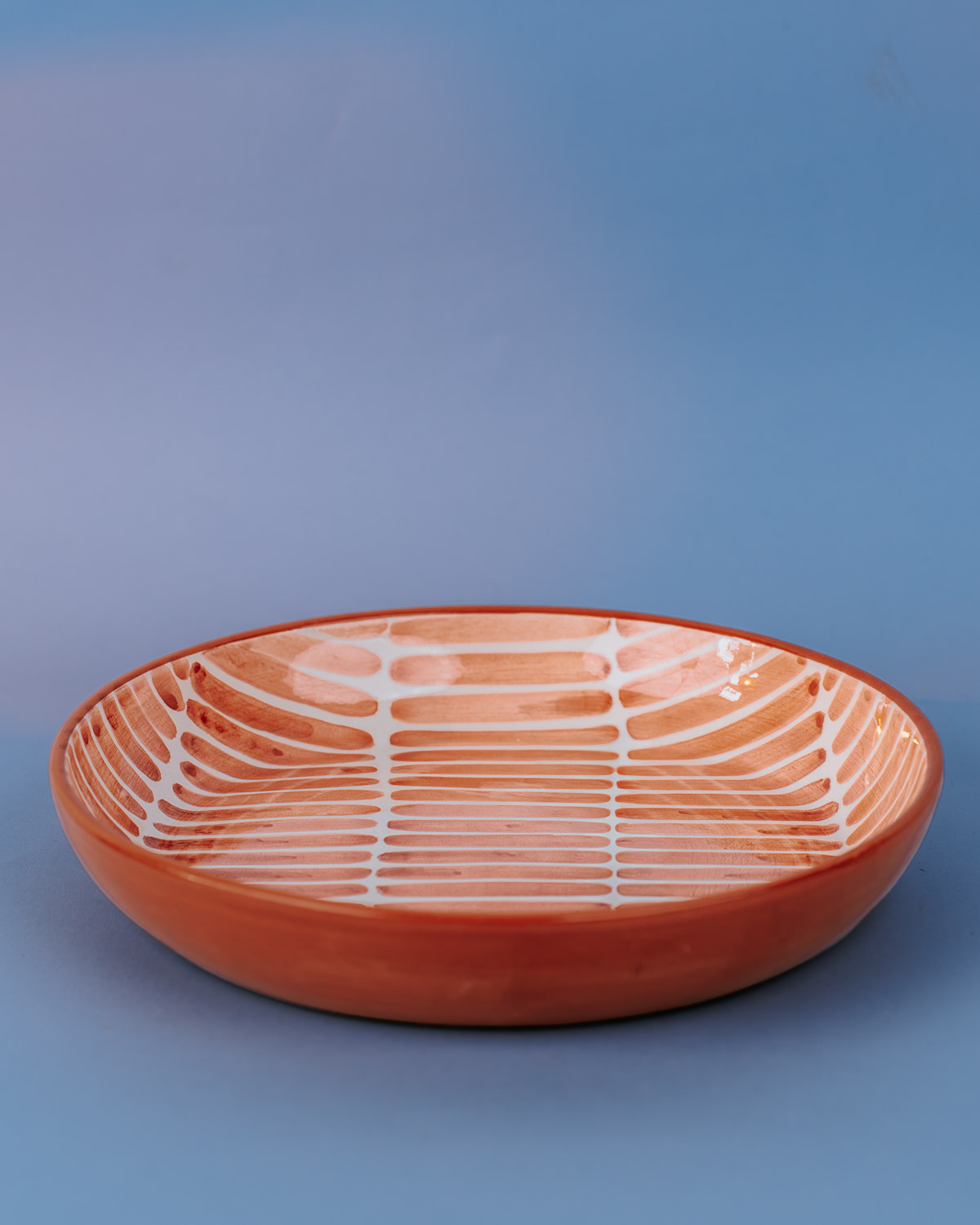 Håndlavet serveringskål i terracotta keramik med terracottafarvede penselstrøg