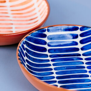 Livona-2456 Håndlavet skål i terracotta keramik med blå penselstrøg | 17 CM