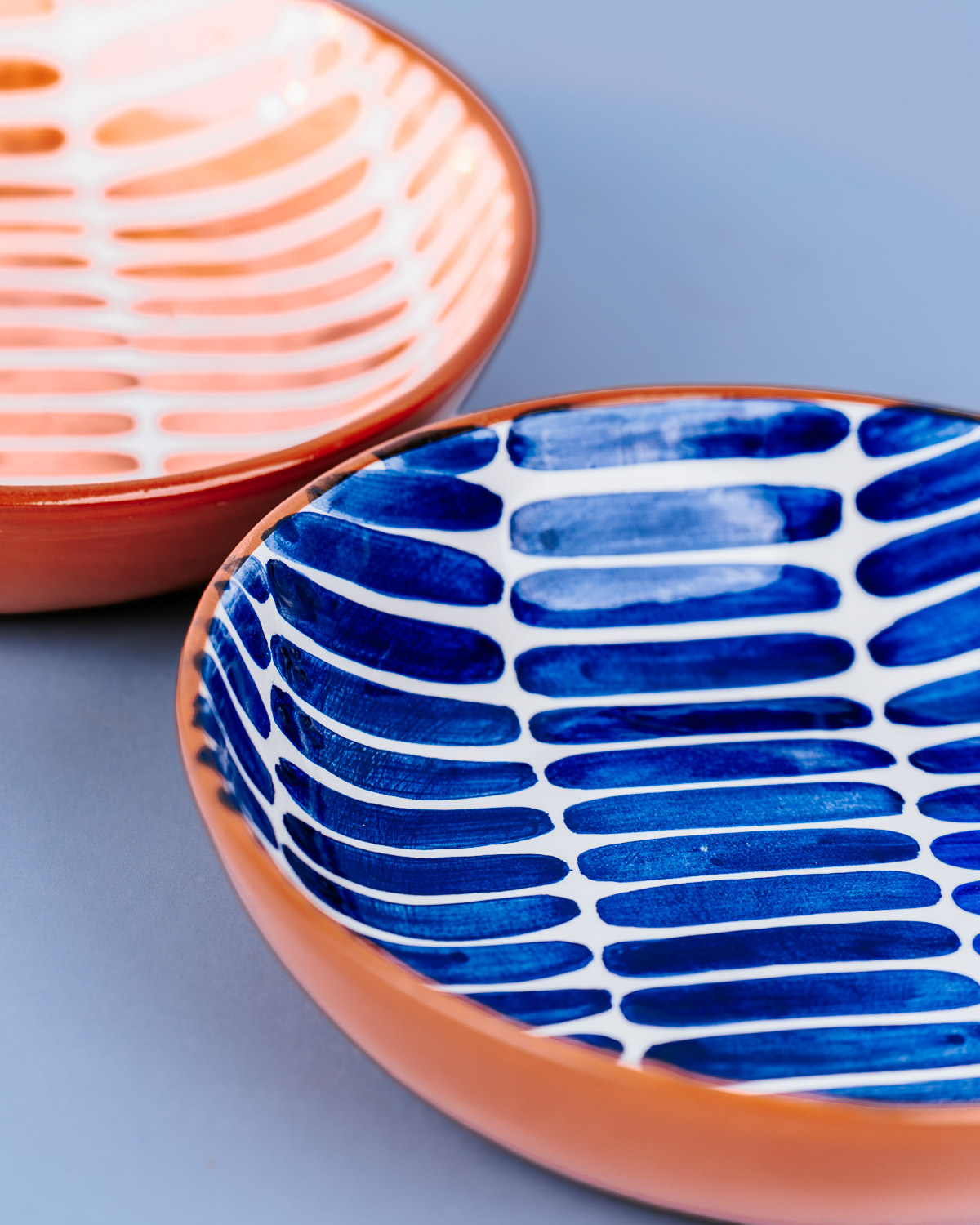 Håndlavet skål i terracotta keramik med blå penselstrøg