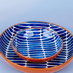 Livona-2477 Håndlavet serveringsskål i terracotta keramik med blå penselstrøg | 27,5 cm