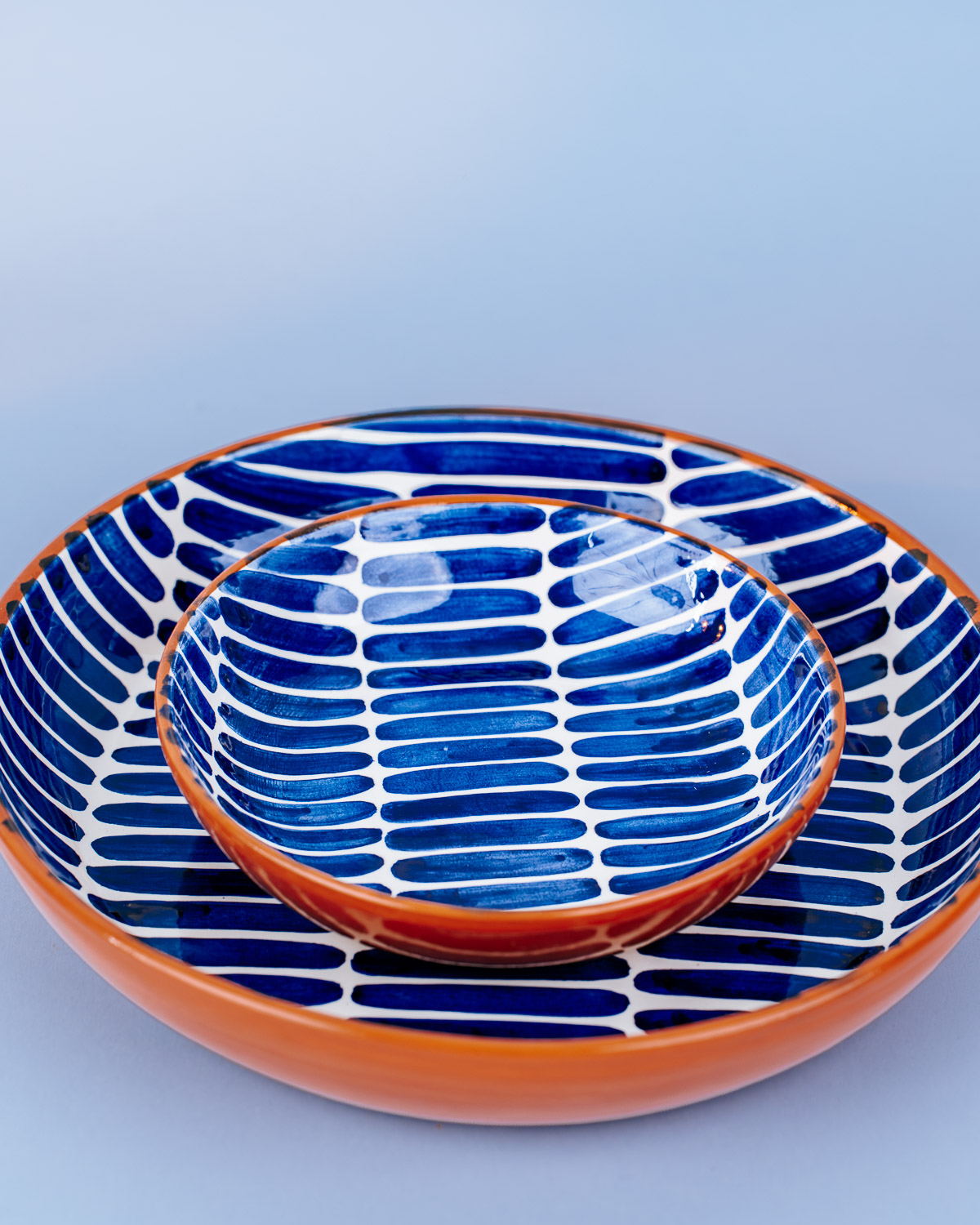 Håndlavet serveringskål i terracotta keramik med blå penselstrøg