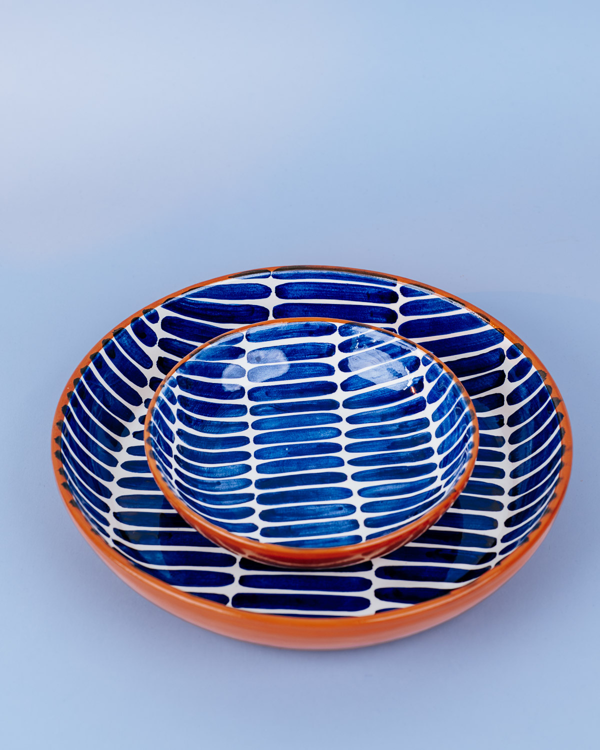 Håndlavet skål i terracotta keramik med blå penselstrøg