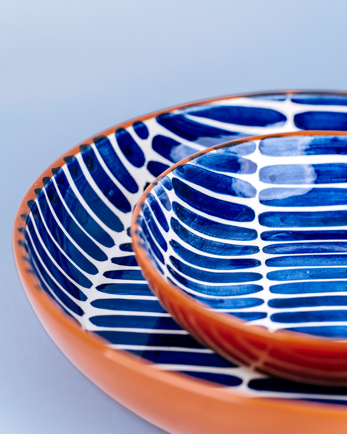 Håndlavet serveringskål i terracotta keramik med blå penselstrøg