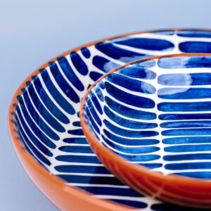 Livona-2489 Håndlavet skål i terracotta keramik med blå penselstrøg | 17 CM
