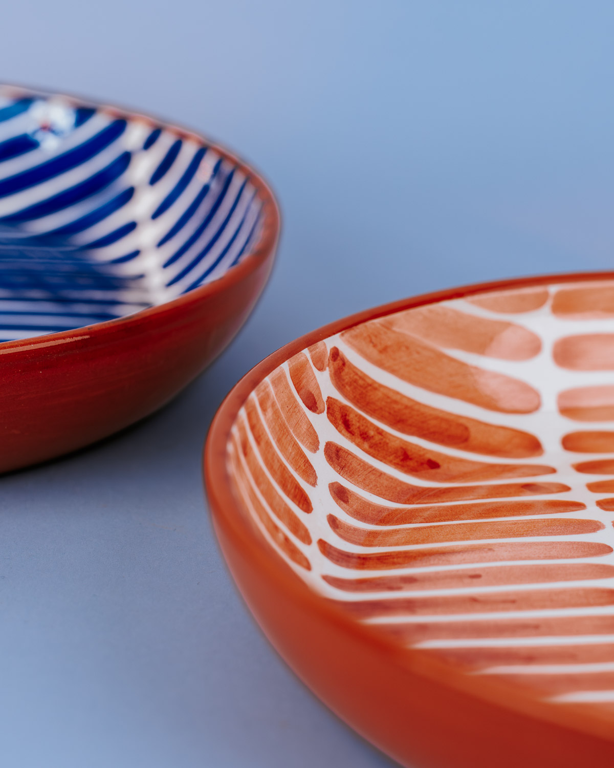 Håndlavet serveringskål i terracotta keramik med terracottafarvede penselstrøg