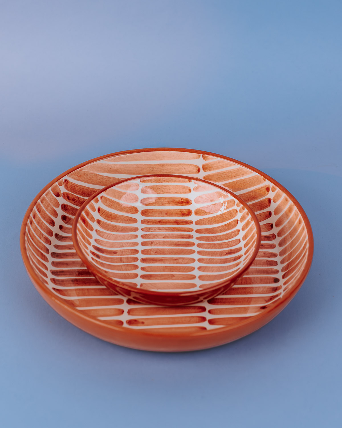 Håndlavet serveringskål i terracotta keramik med terracottafarvede penselstrøg