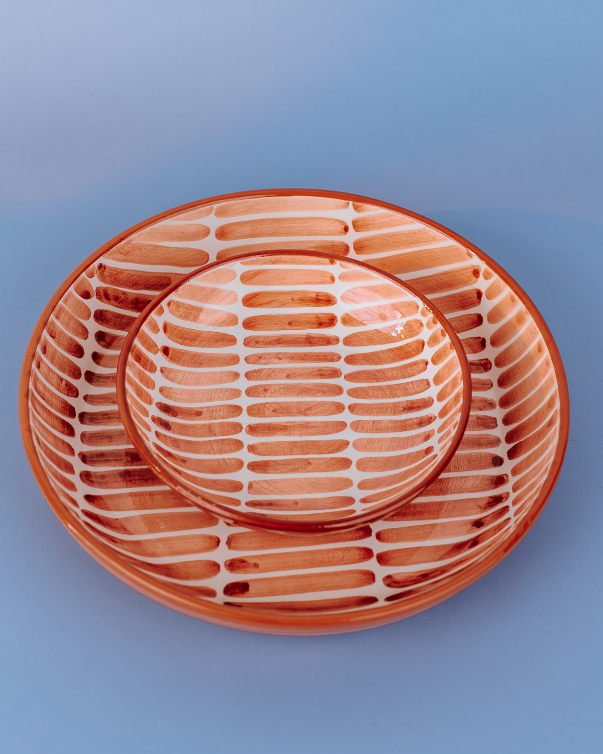 Håndlavet skål i terracotta keramik med terracottafarvede penselstrøg