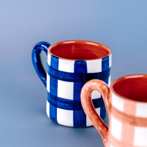 Håndlavet krus i terracotta keramik med blå og hvide tern  | 9 cm