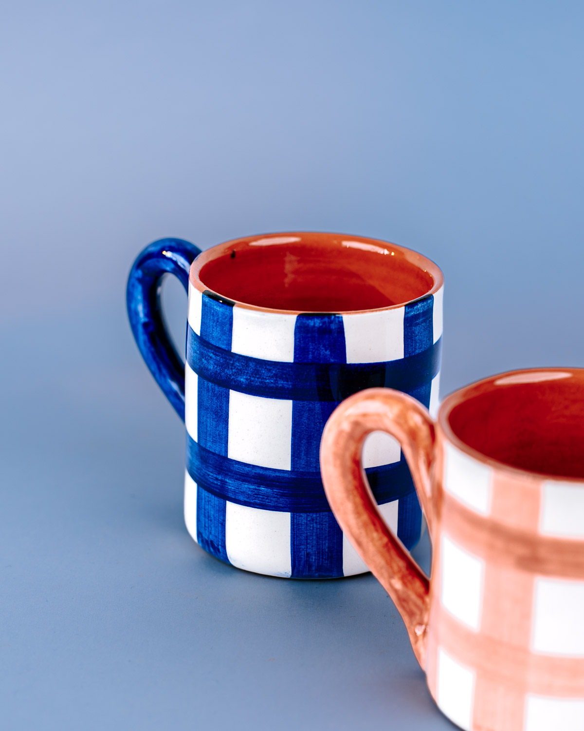 Håndlavet krus i terracotta keramik med blå og hvide tern
