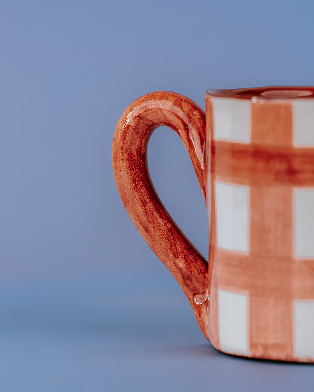 Håndlavet krus i terracotta keramik med terracottafarvede og hvide tern