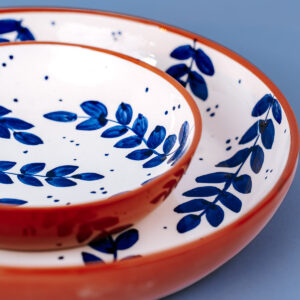 Livona-2698 Håndlavet serveringsskål i terracotta keramik med blå blade | 28 cm