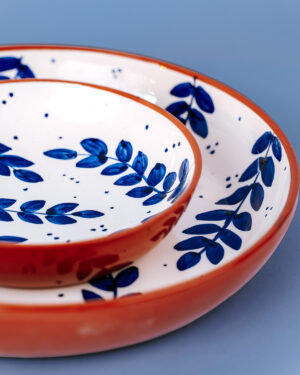 Livona-2698 Håndlavet serveringsskål i terracotta keramik med blå blade | 28 cm