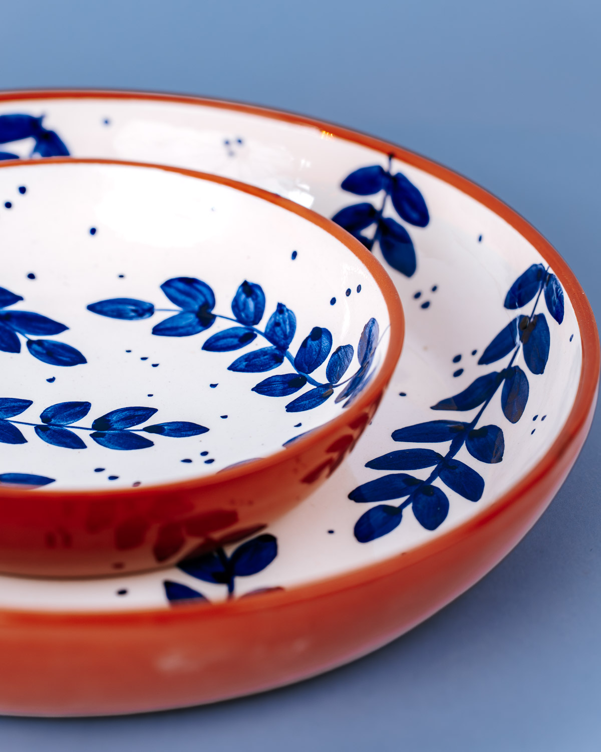 Livona-2698 Håndlavet serveringsskål i terracotta keramik med blå blade | 28 cm
