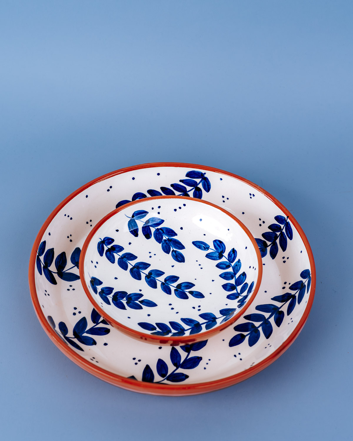 Livona-2703 Håndlavet serveringsskål i terracotta keramik med blå blade | 28 cm