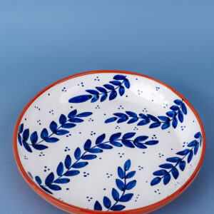 Livona-2716 Håndlavet serveringsskål i terracotta keramik med blå blade | 28 cm