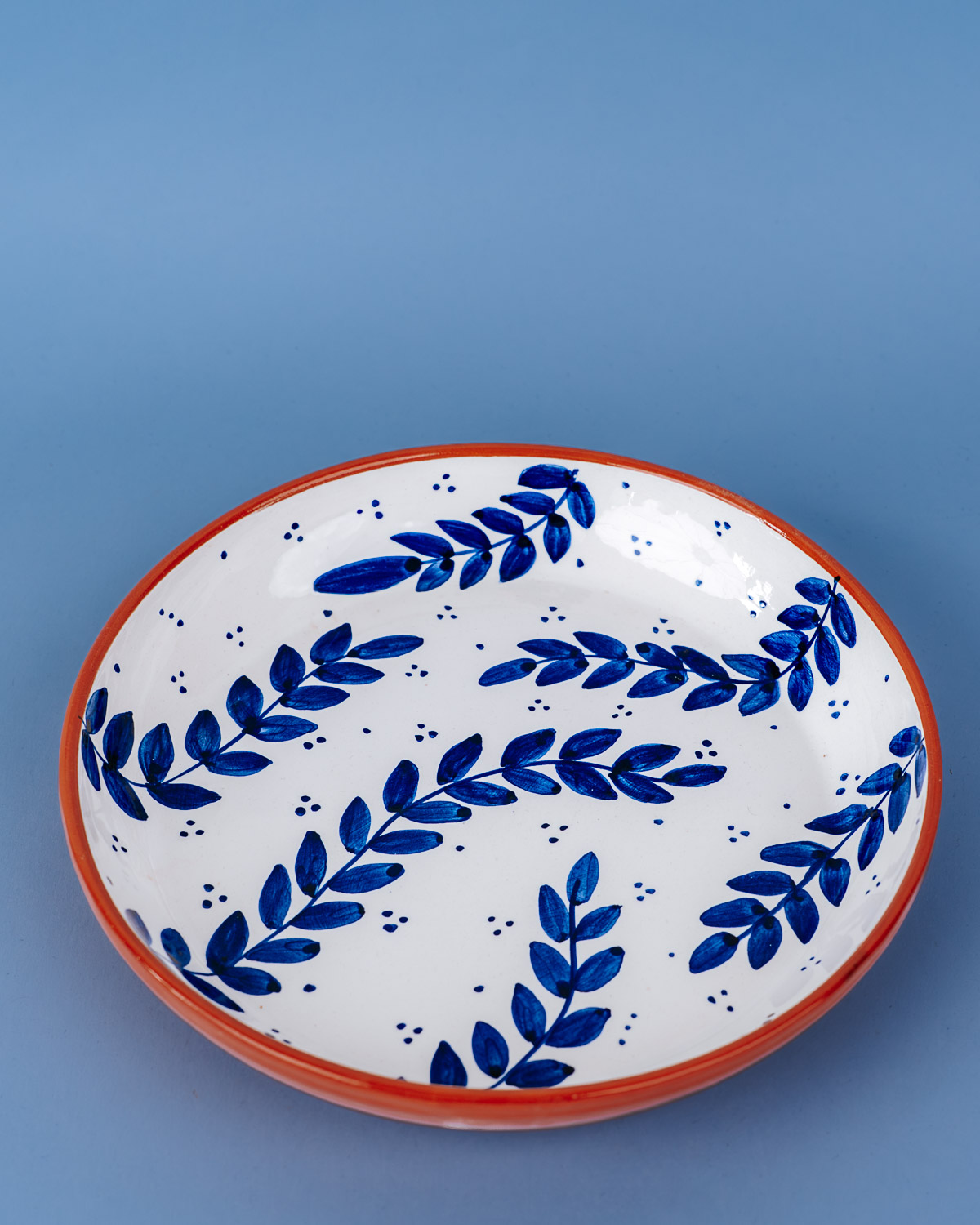 Livona-2716 Håndlavet serveringsskål i terracotta keramik med blå blade | 28 cm