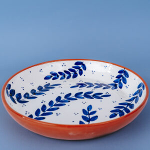 Livona-2735 Håndlavet serveringsskål i terracotta keramik med blå blade | 28 cm