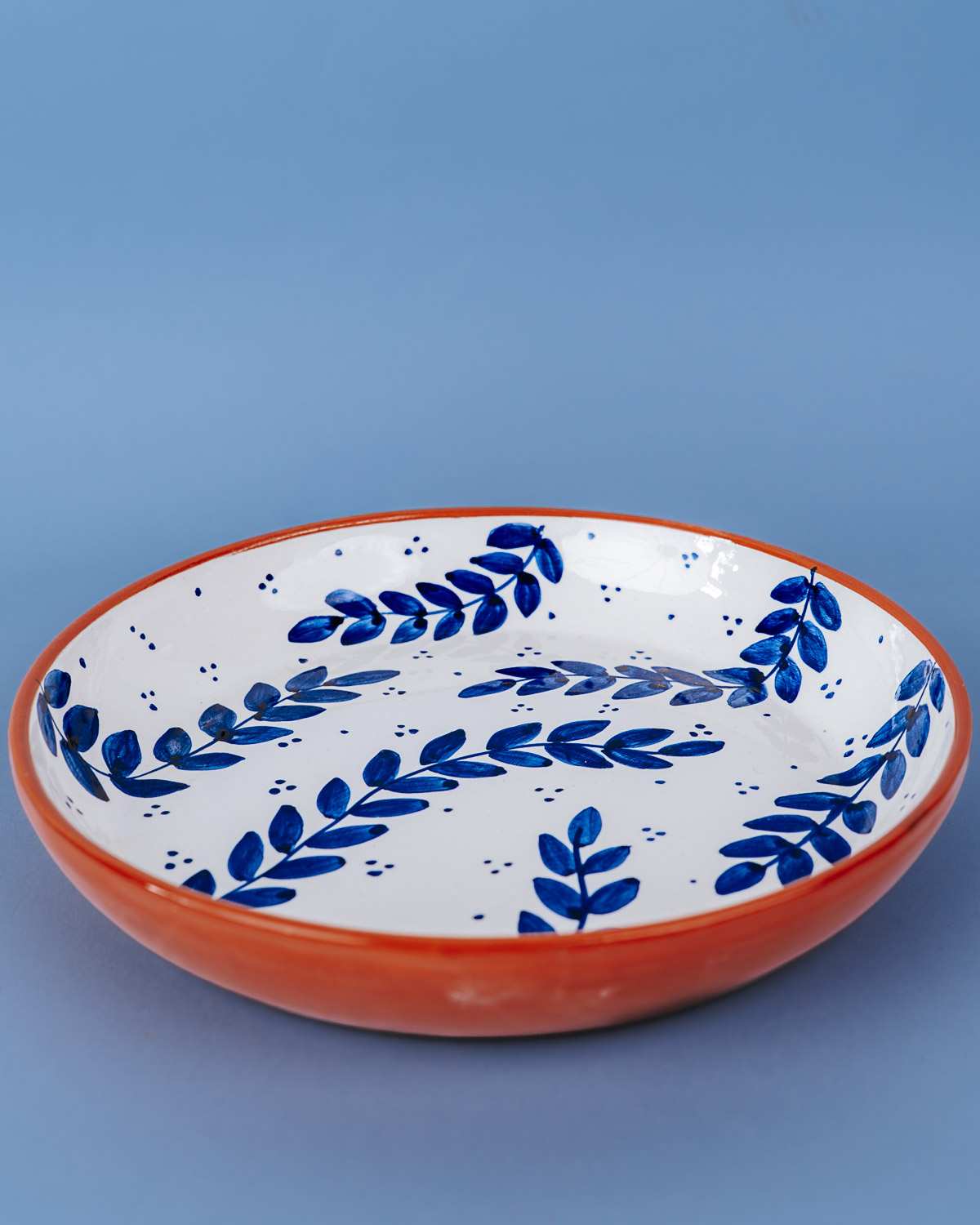 Livona-2735 Håndlavet serveringsskål i terracotta keramik med blå blade | 28 cm