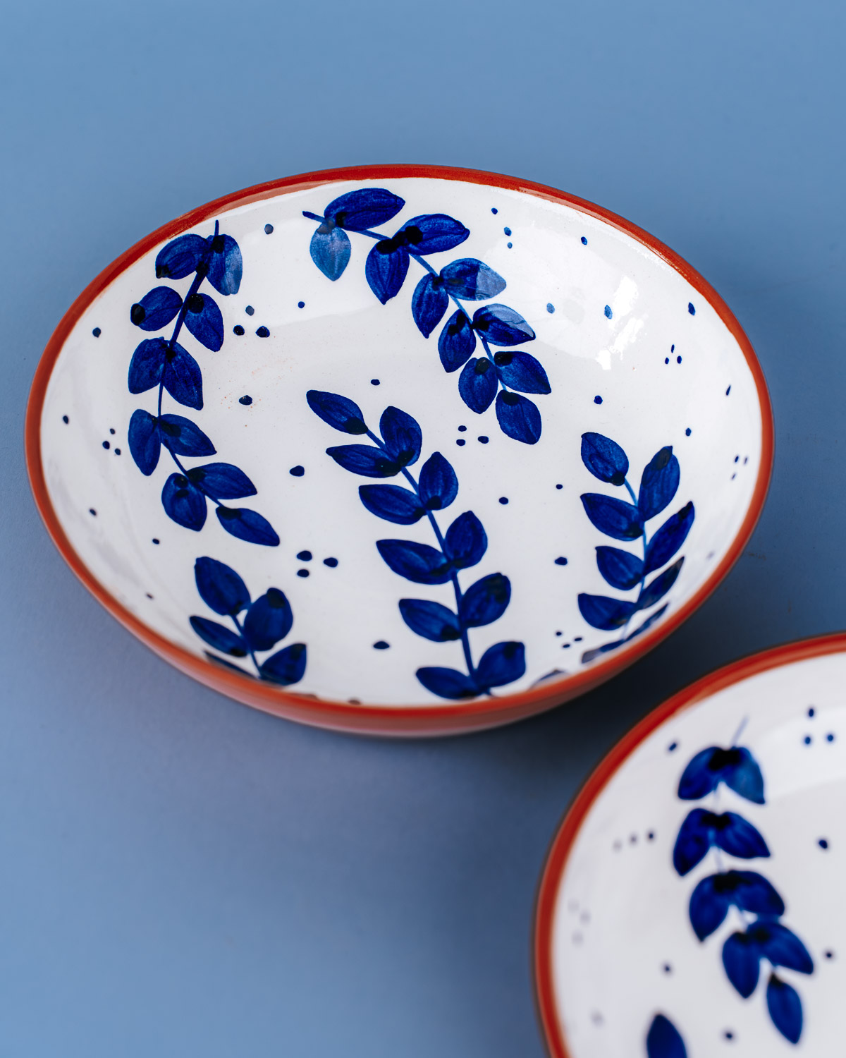 Livona-2753 Håndlavet skål i terracotta keramik med blå blade | 17 cm