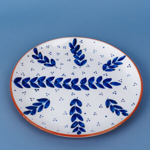 Livona-2775 Håndlavet middagstallerken i terracotta keramik med blå blade l 27 cm