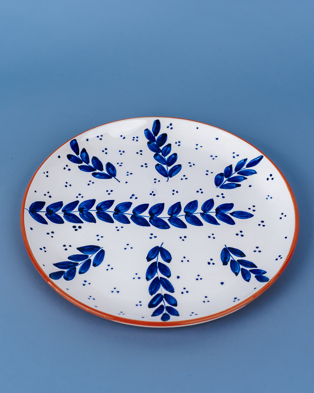 Livona-2775 Håndlavet middagstallerken i terracotta keramik med blå blade