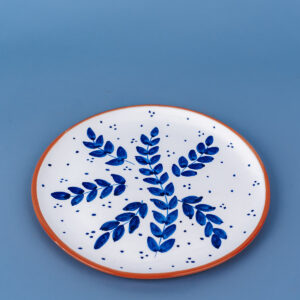 Håndlavet frokosttallerken i terracotta keramik med blå blade  | 23 cm