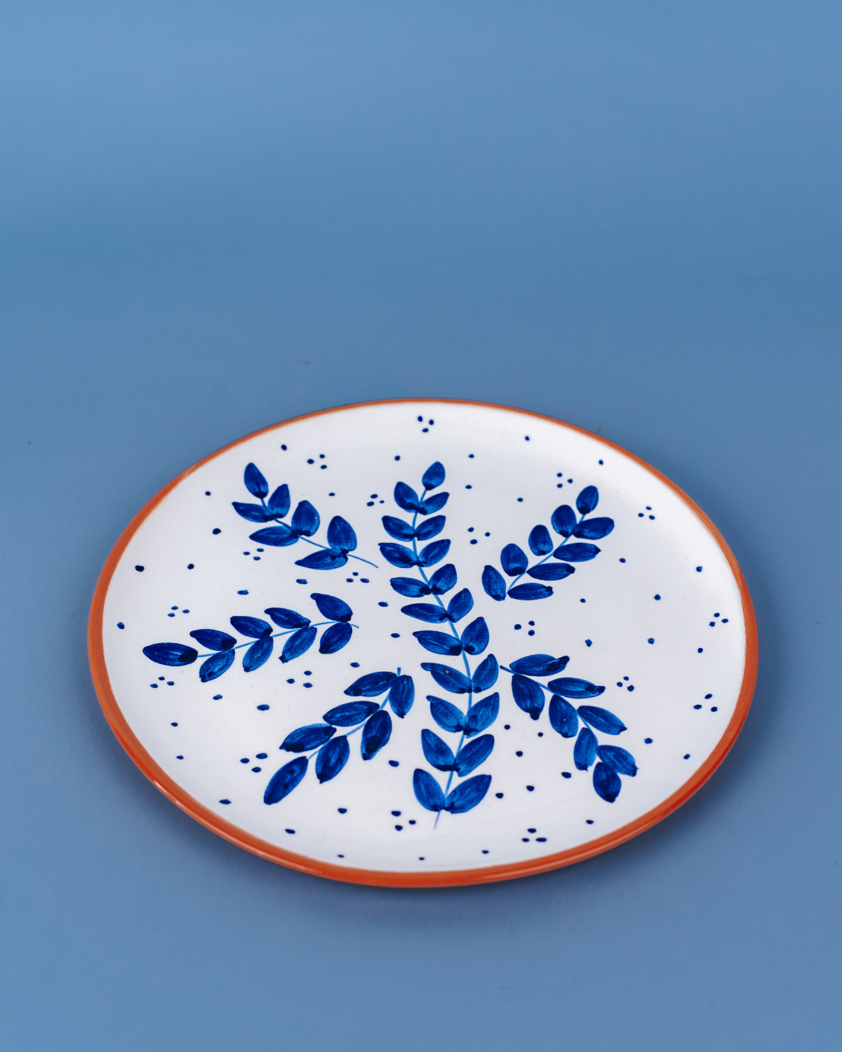 Håndlavet frokosttallerken i terracotta keramik med blå blade