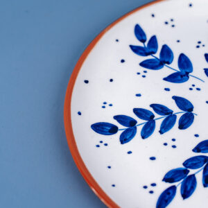 Håndlavet frokosttallerken i terracotta keramik med blå blade  | 23 cm