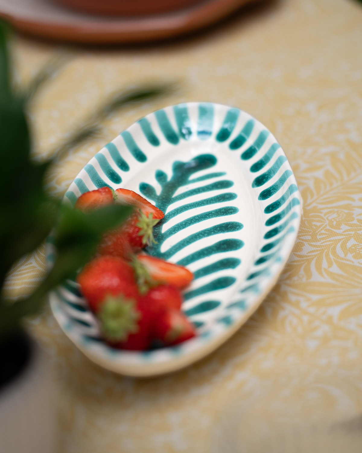 NF-LEAF-25-2 Italiensk serveringsfad med håndmalet grøn bladmotiv | 25 cm