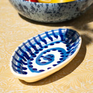 DSC00935 Italiensk serveringsfad med håndmalet blå spiral mønster | 25 cm