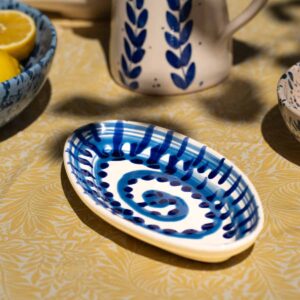 Italiensk serveringsfad med håndmalet blå spiral mønster | 25 cm