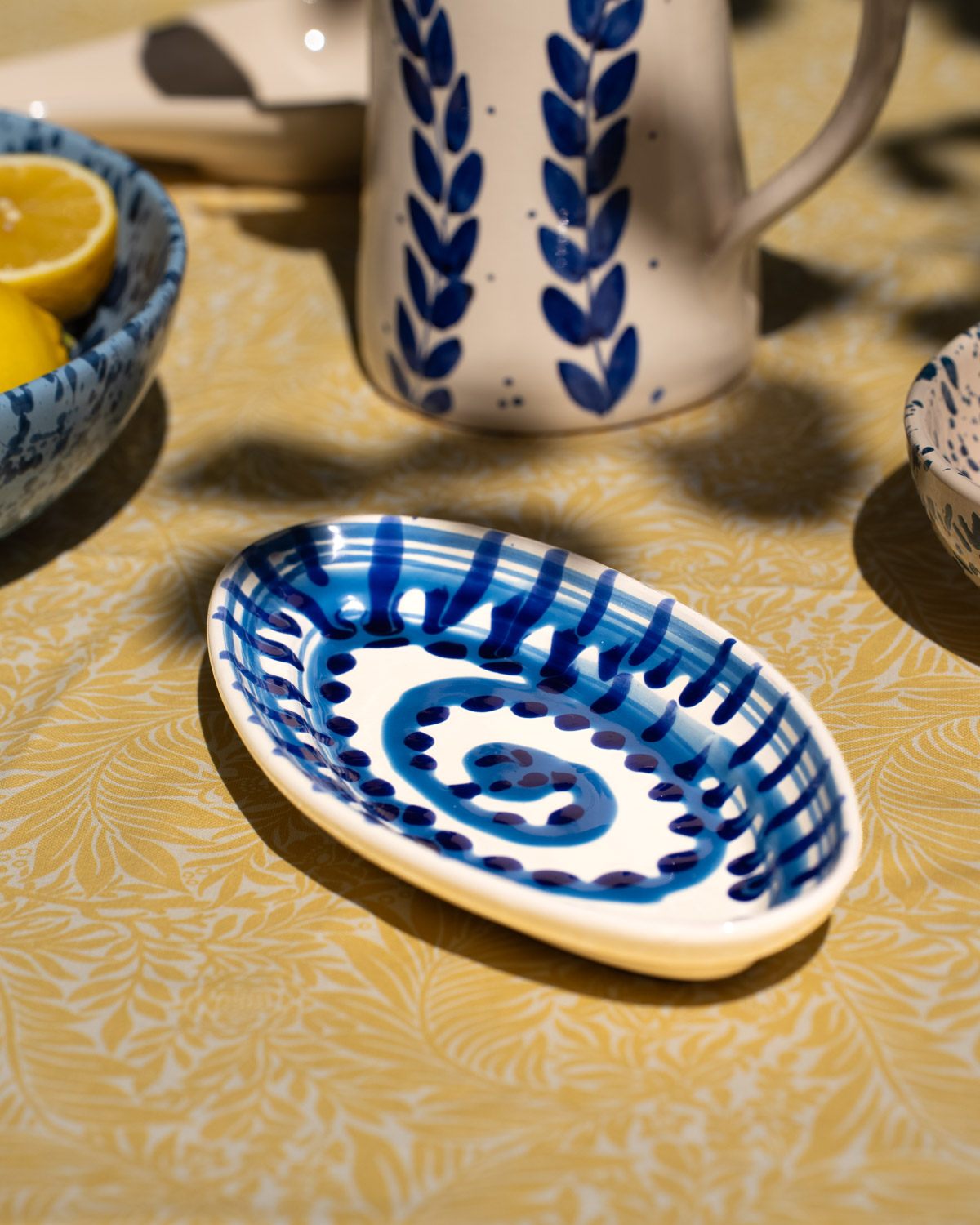 Italiensk serveringsfad med håndmalet blå spiral mønster | 25 cm