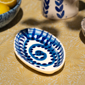 DSC00990 Italiensk serveringsfad med håndmalet blå spiral mønster | 25 cm