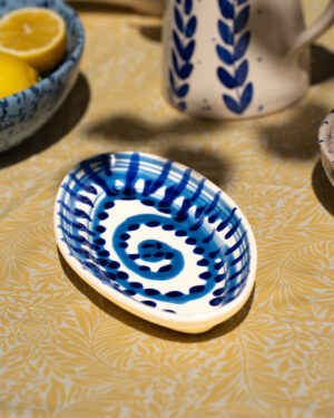 DSC00990 Italiensk serveringsfad med håndmalet blå spiral mønster | 25 cm