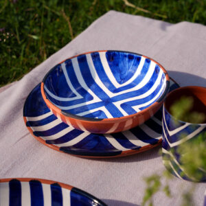 Håndlavet skål i terracotta keramik med blå zebra | 17 cm