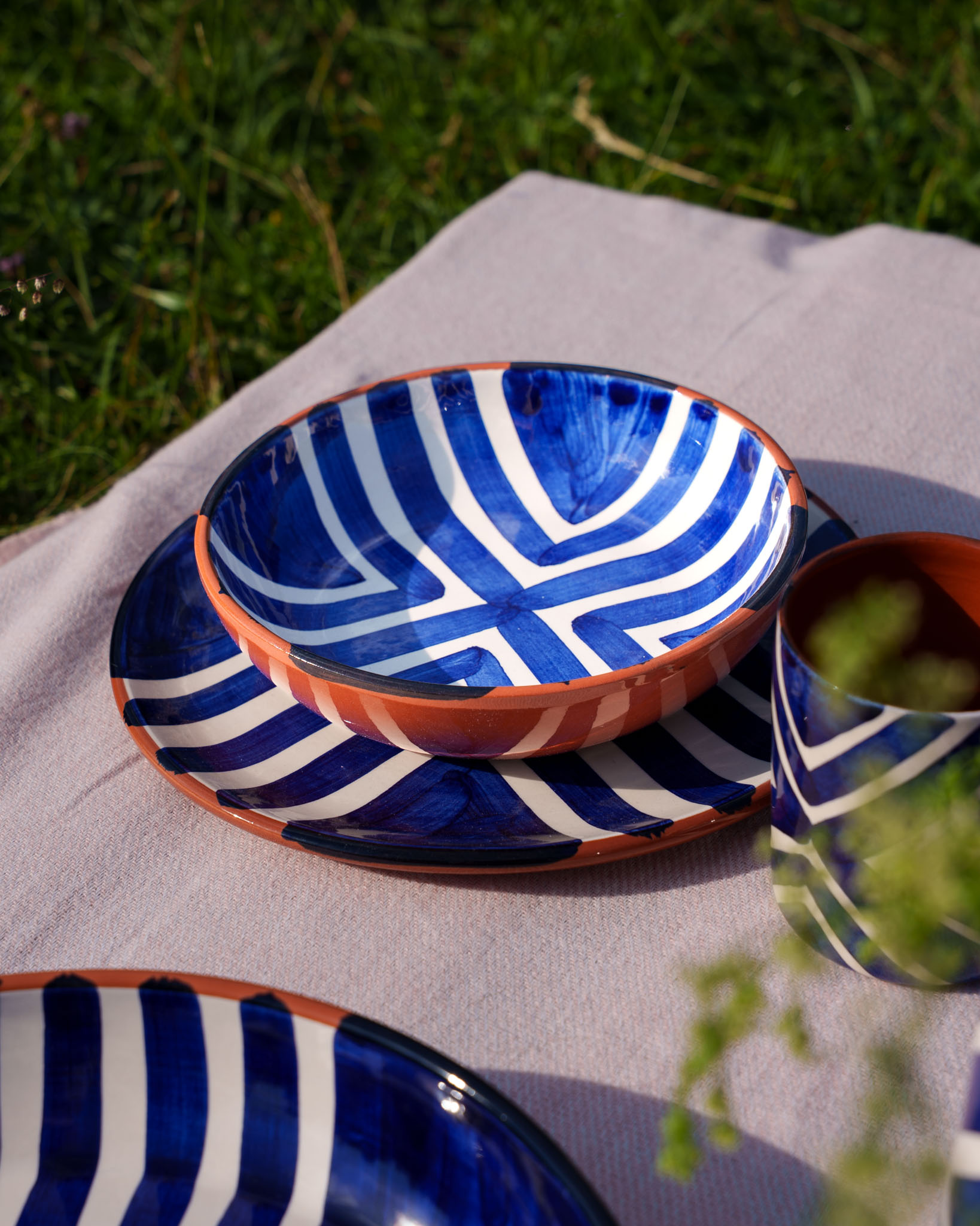 DSC09560 Håndlavet skål i terracotta keramik med blå zebra | 17 cm