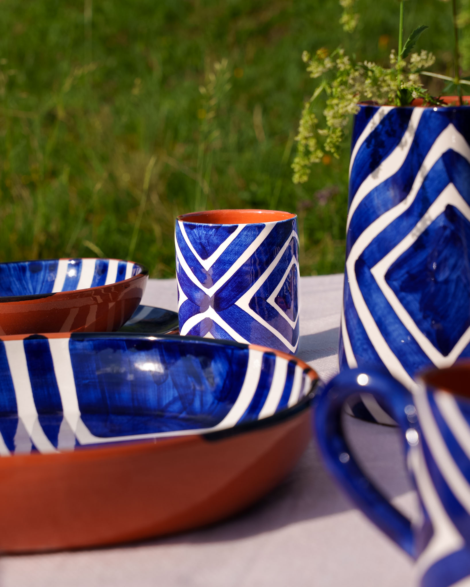 Portugisisk krus uden hank i terracotta keramik med blå zebra