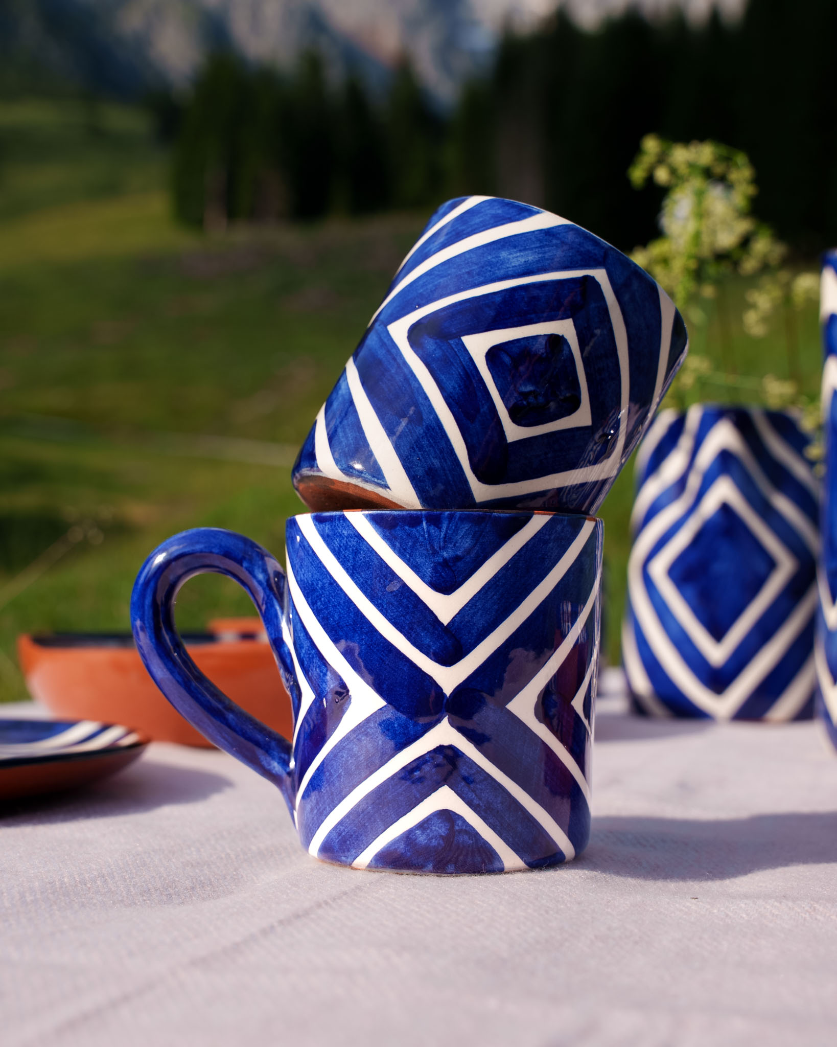 Portugisisk krus med hank i terracotta keramik med blå zebra