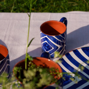 Portugisisk krus med hank i terracotta keramik med blå zebra
