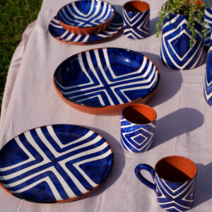 DSC09602 Portugisisk krus uden hank i terracotta keramik med blå zebra