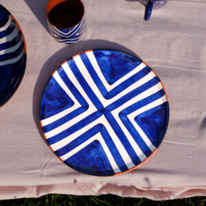 DSC09617 Håndlavet frokosttallerken i terracotta keramik med blå zebra