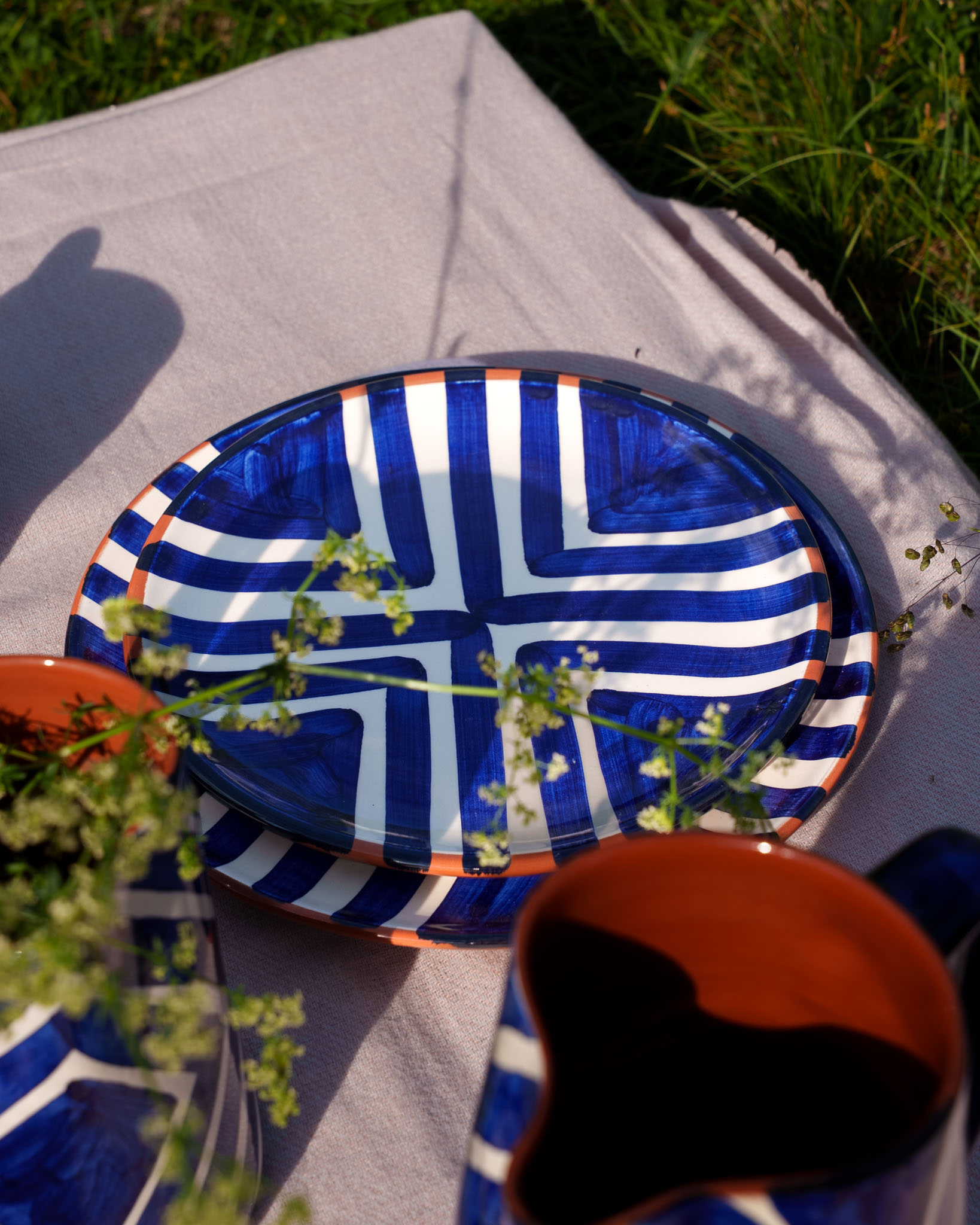 Håndlavet middagstallerken i terracotta keramik med blå zebra