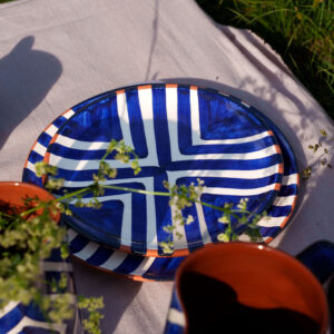 Håndlavet frokosttallerken i terracotta keramik med blå zebra