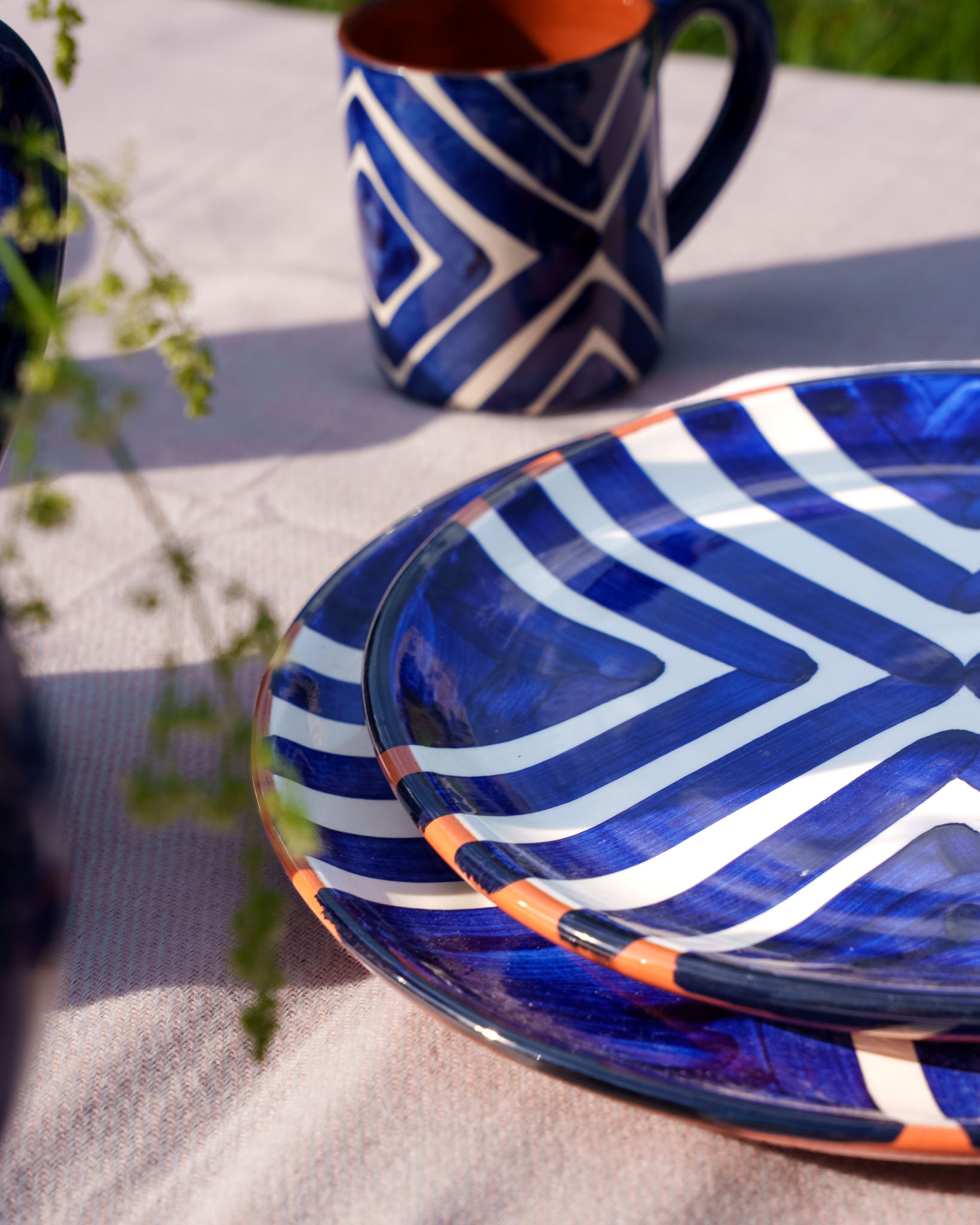 Håndlavet middagstallerken i terracotta keramik med blå zebra