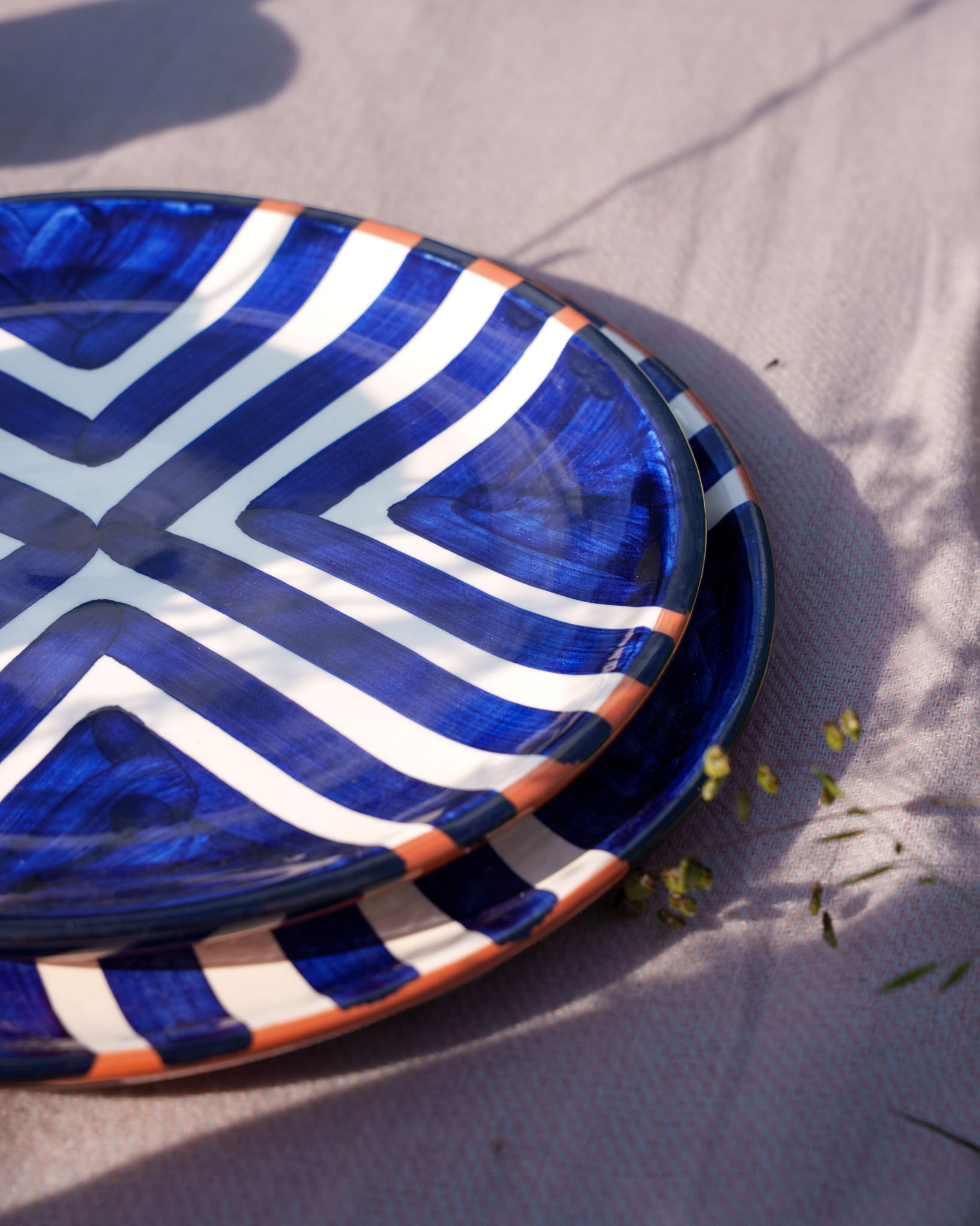 Håndlavet frokosttallerken i terracotta keramik med blå zebra