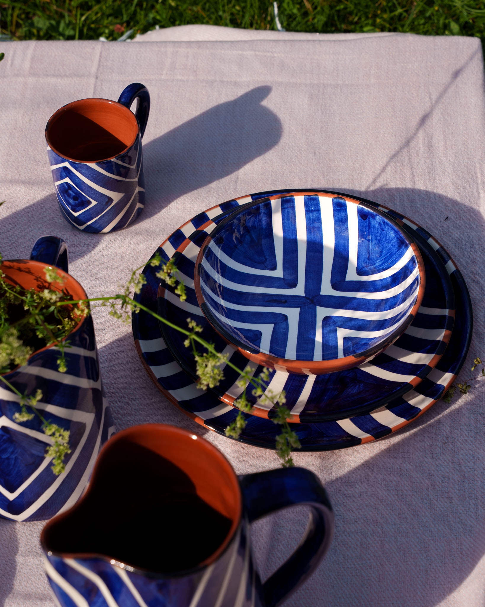 DSC09638 Håndlavet skål i terracotta keramik med blå zebra | 17 cm