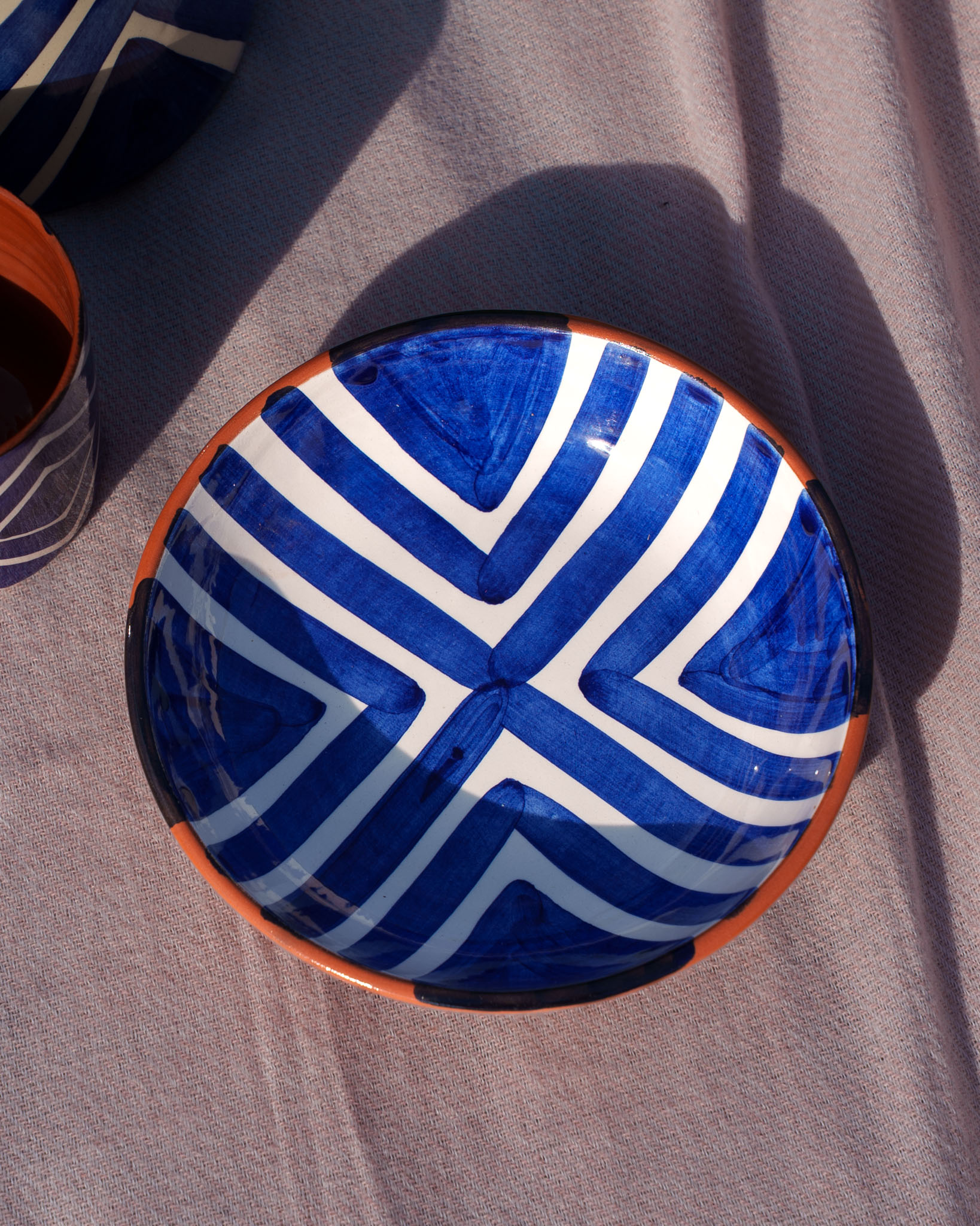 DSC09656 Håndlavet skål i terracotta keramik med blå zebra | 17 cm