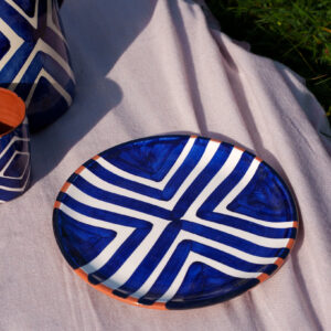 Håndlavet middagstallerken i terracotta keramik med blå zebra