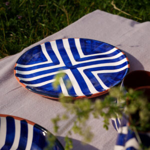 Håndlavet middagstallerken i terracotta keramik med blå zebra